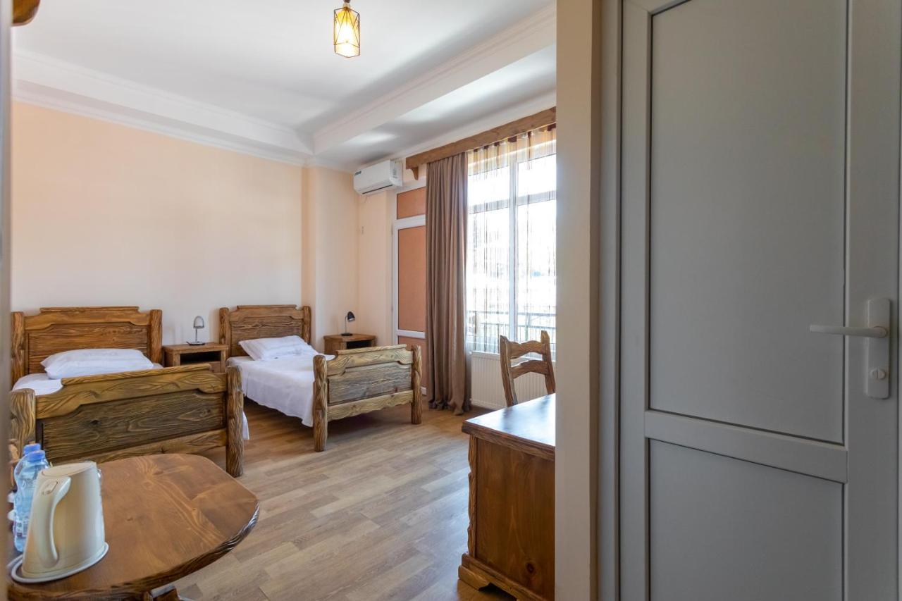 Hotel Phasis Kutaisi Bagian luar foto