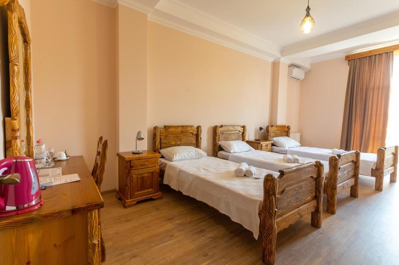 Hotel Phasis Kutaisi Bagian luar foto