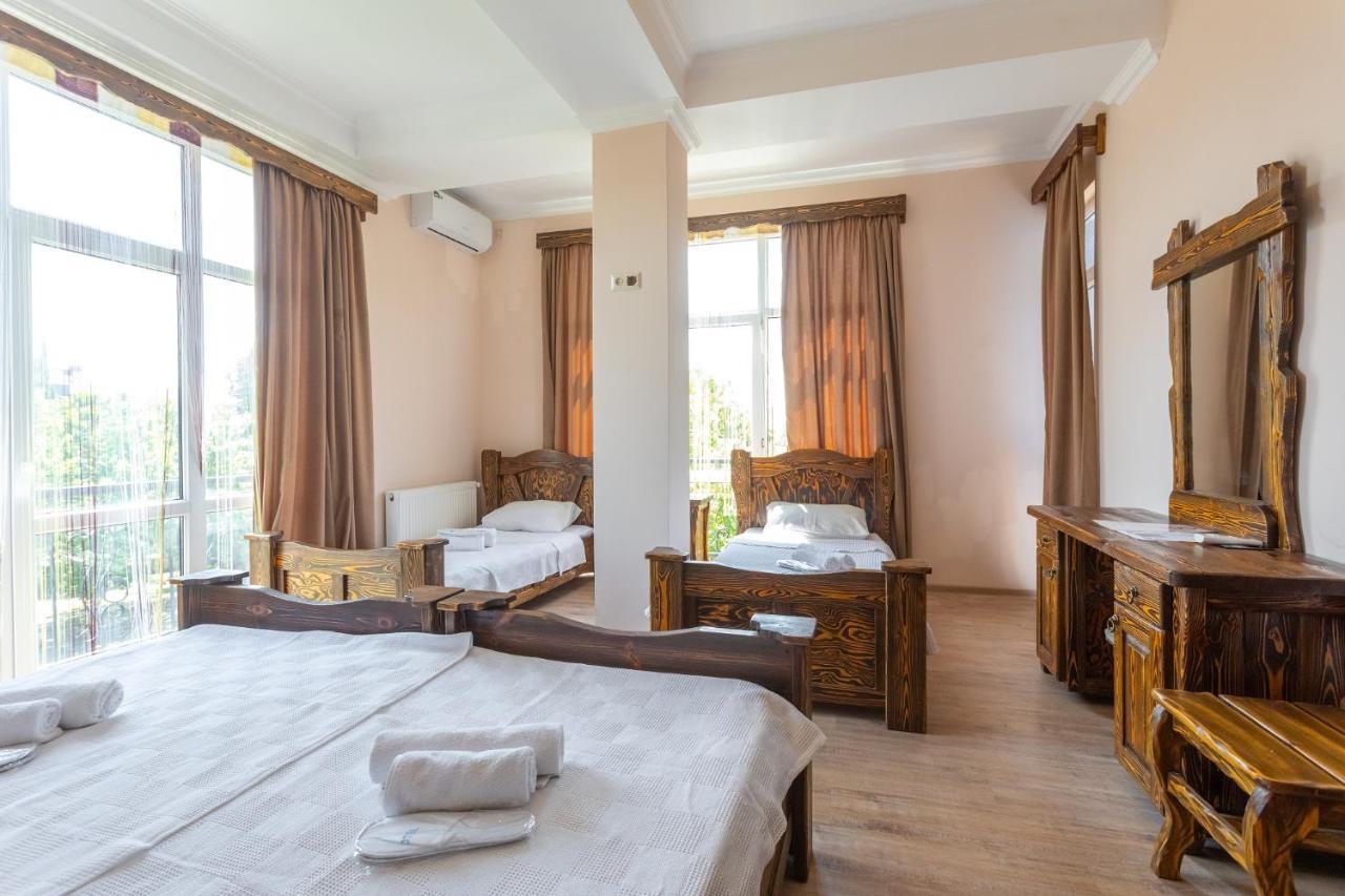 Hotel Phasis Kutaisi Bagian luar foto