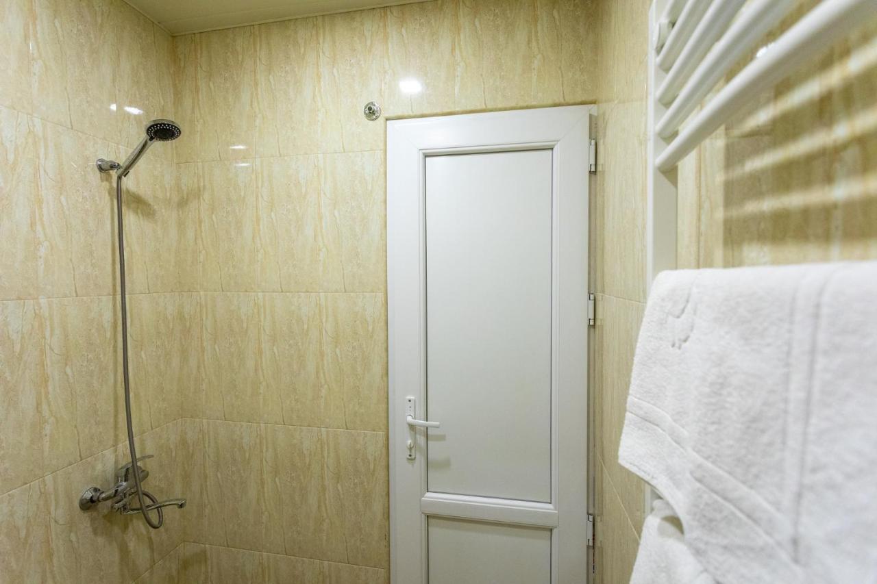 Hotel Phasis Kutaisi Bagian luar foto