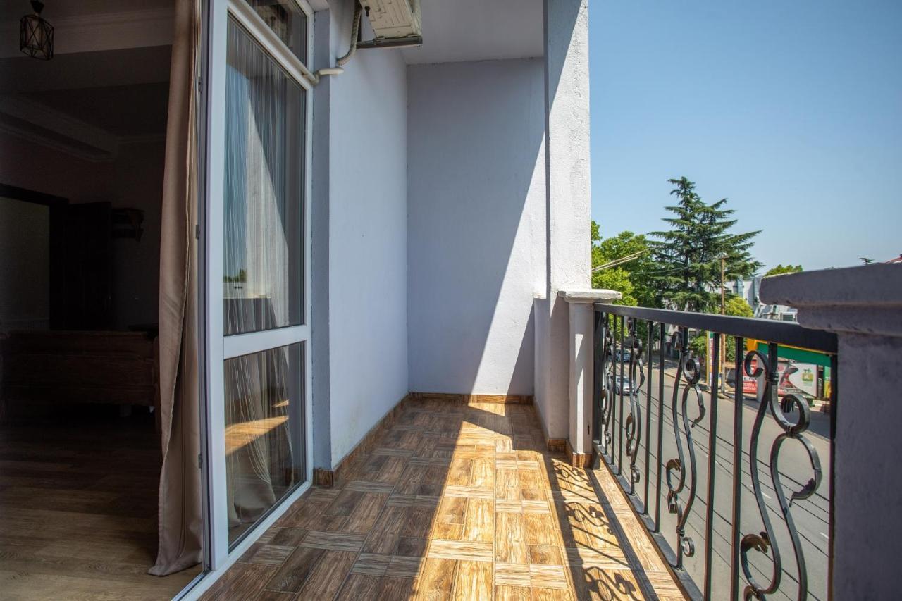 Hotel Phasis Kutaisi Bagian luar foto