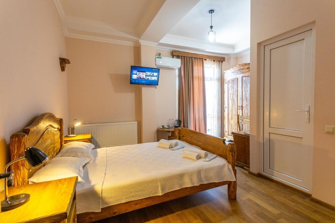 Hotel Phasis Kutaisi Bagian luar foto