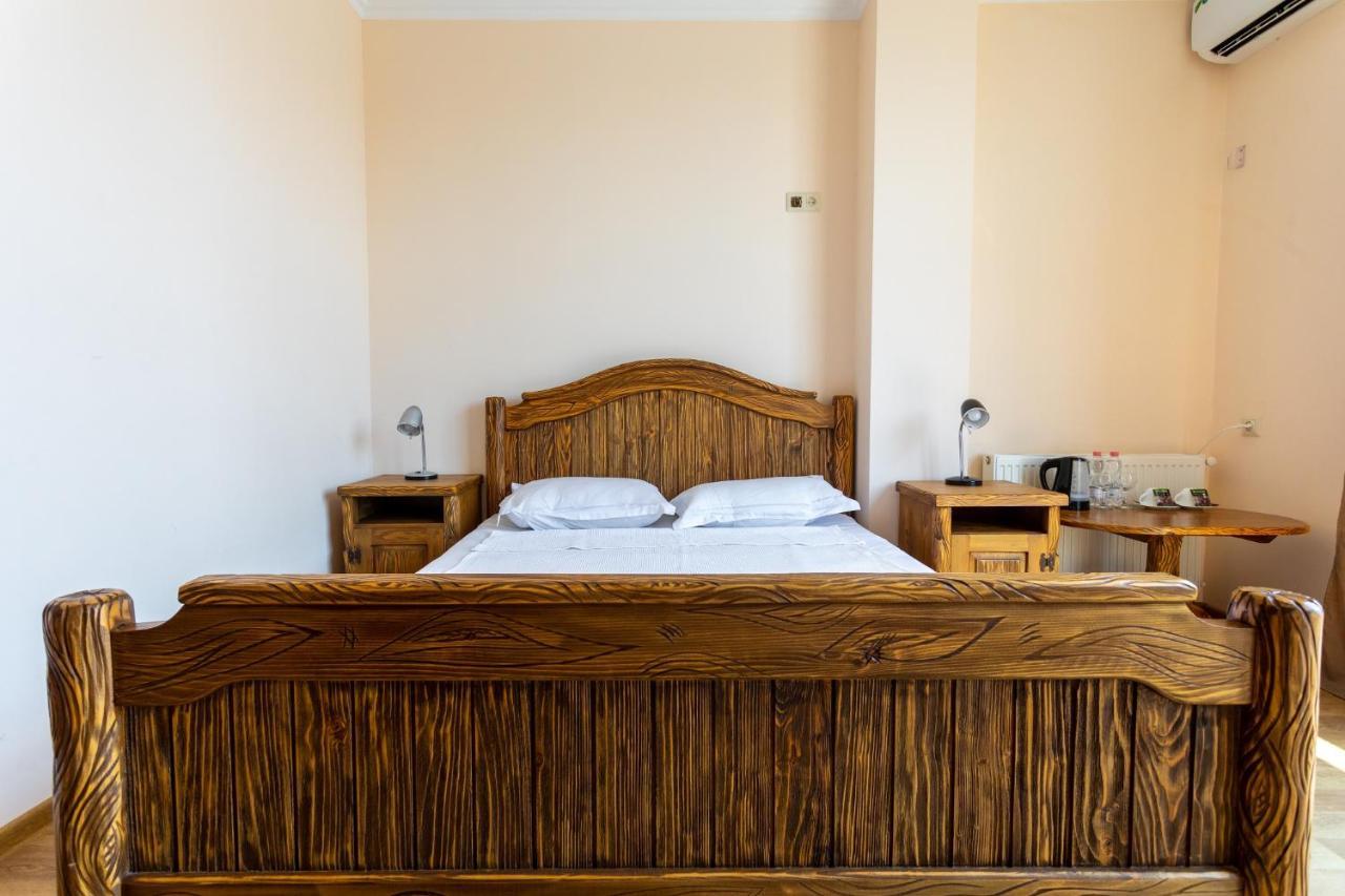Hotel Phasis Kutaisi Bagian luar foto