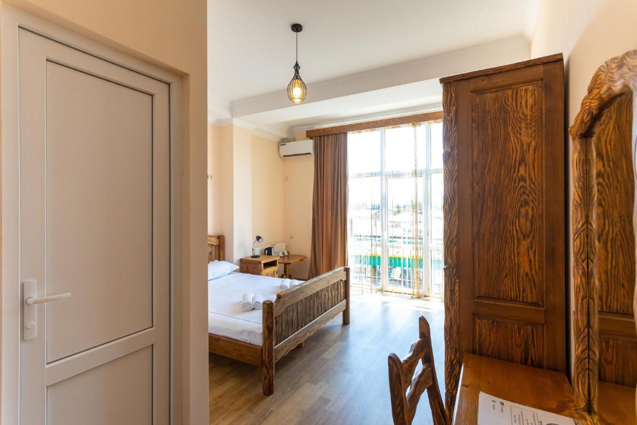 Hotel Phasis Kutaisi Bagian luar foto