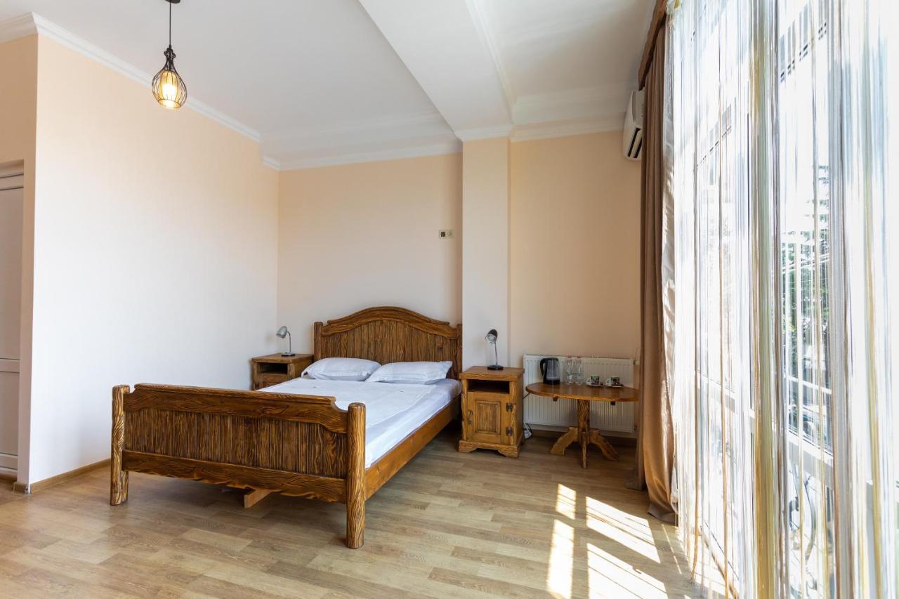 Hotel Phasis Kutaisi Bagian luar foto