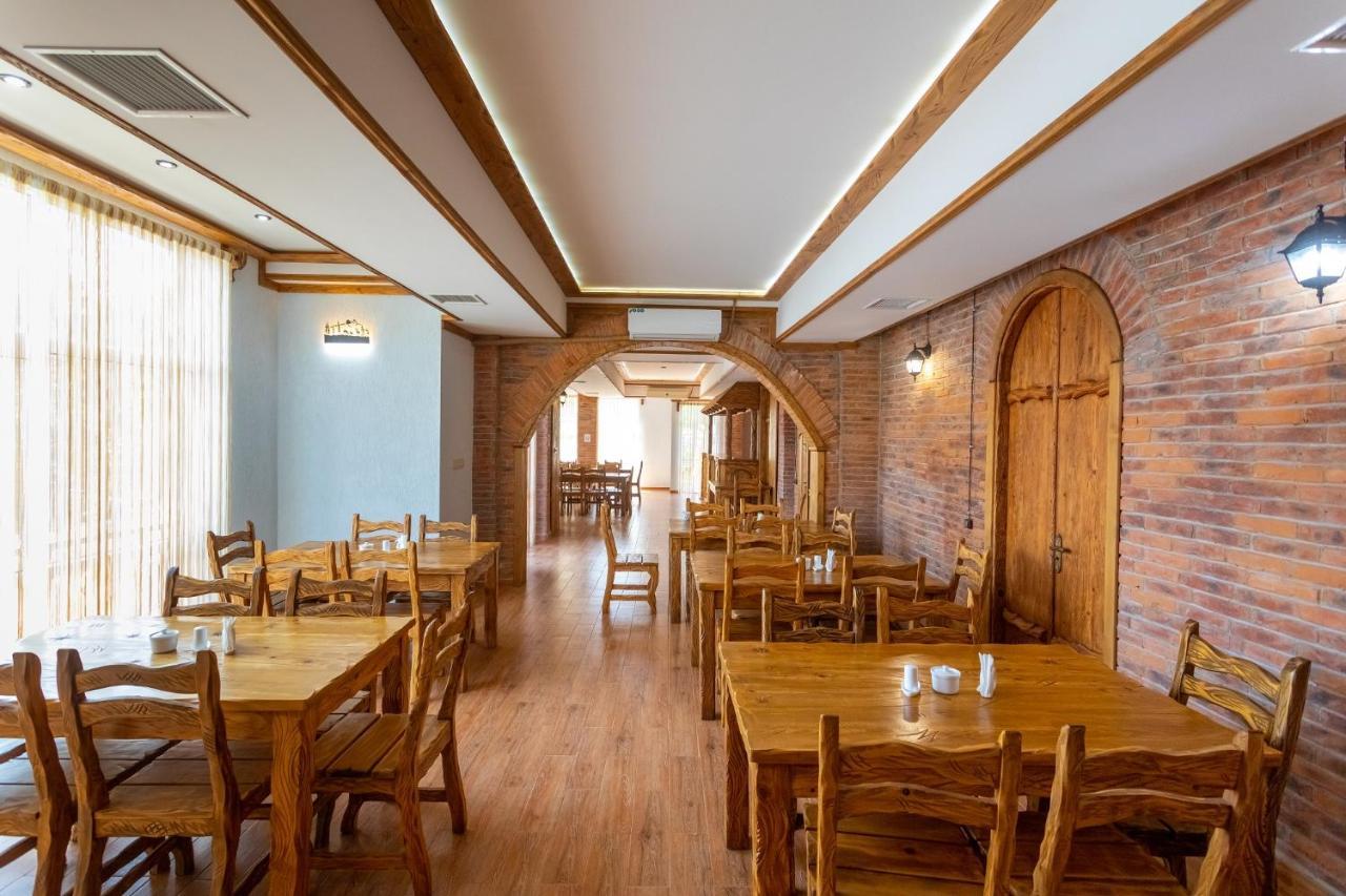 Hotel Phasis Kutaisi Bagian luar foto
