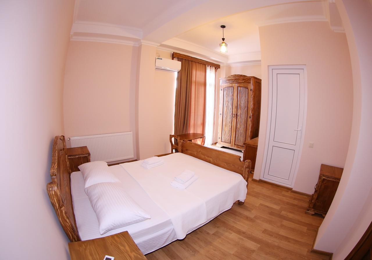 Hotel Phasis Kutaisi Bagian luar foto