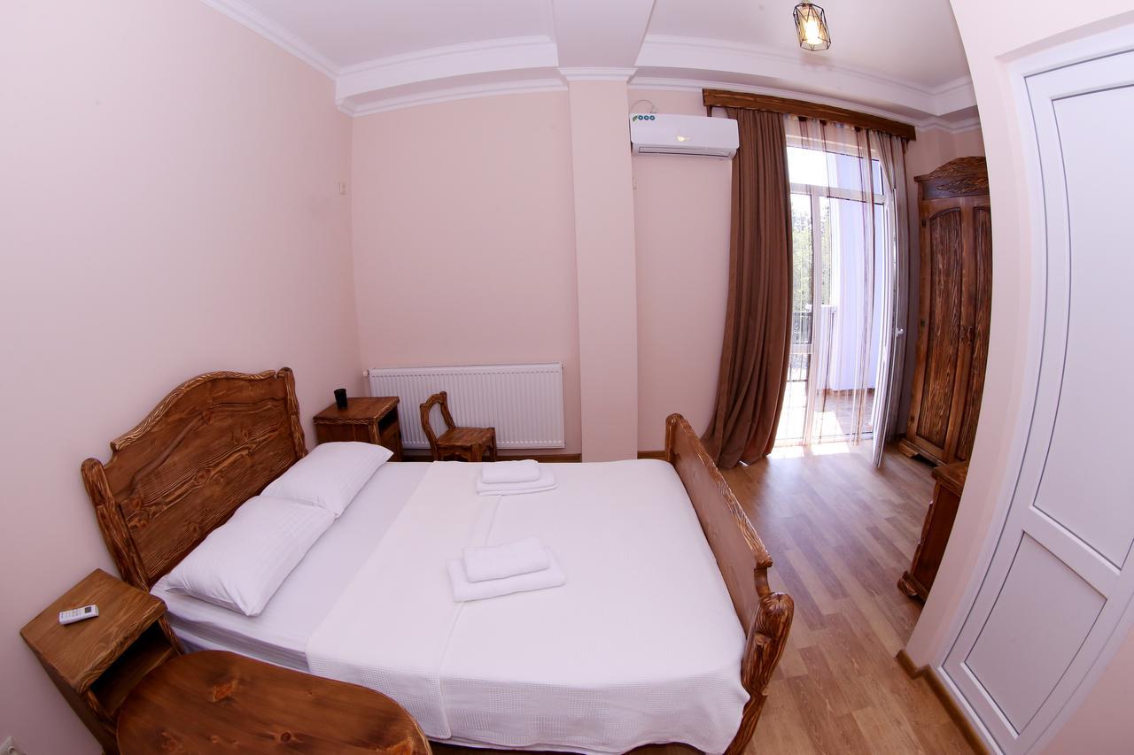 Hotel Phasis Kutaisi Bagian luar foto